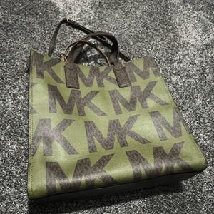 Michael Kors handbag never used